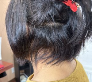 縮毛矯正が効いてない内側の髪が好きバサミによるカットで髪が暴れています