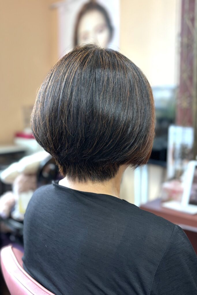 キュビズムカットのショートボブ７０代のお客様です
