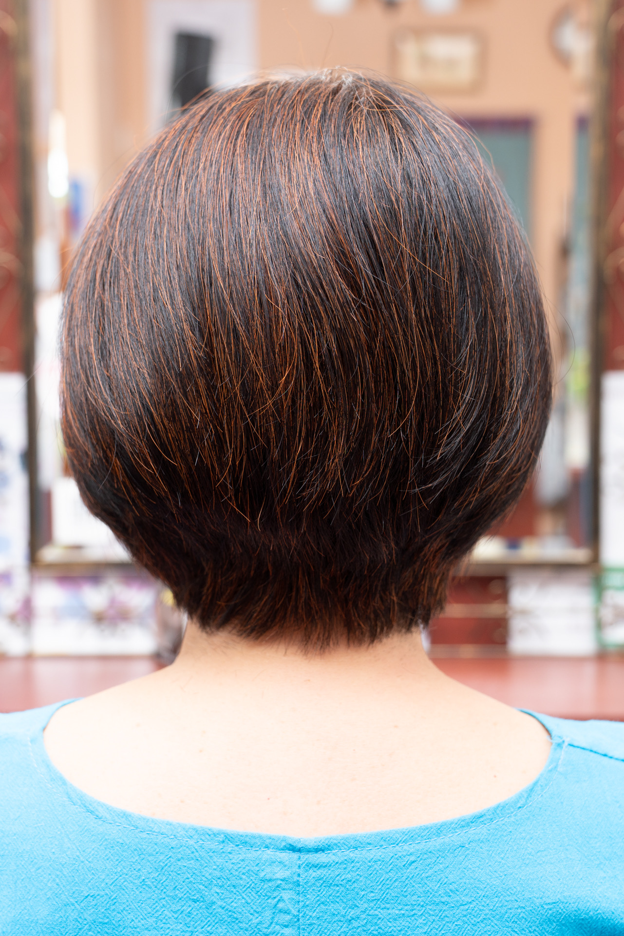 キュビズムカットの後ろ姿70代